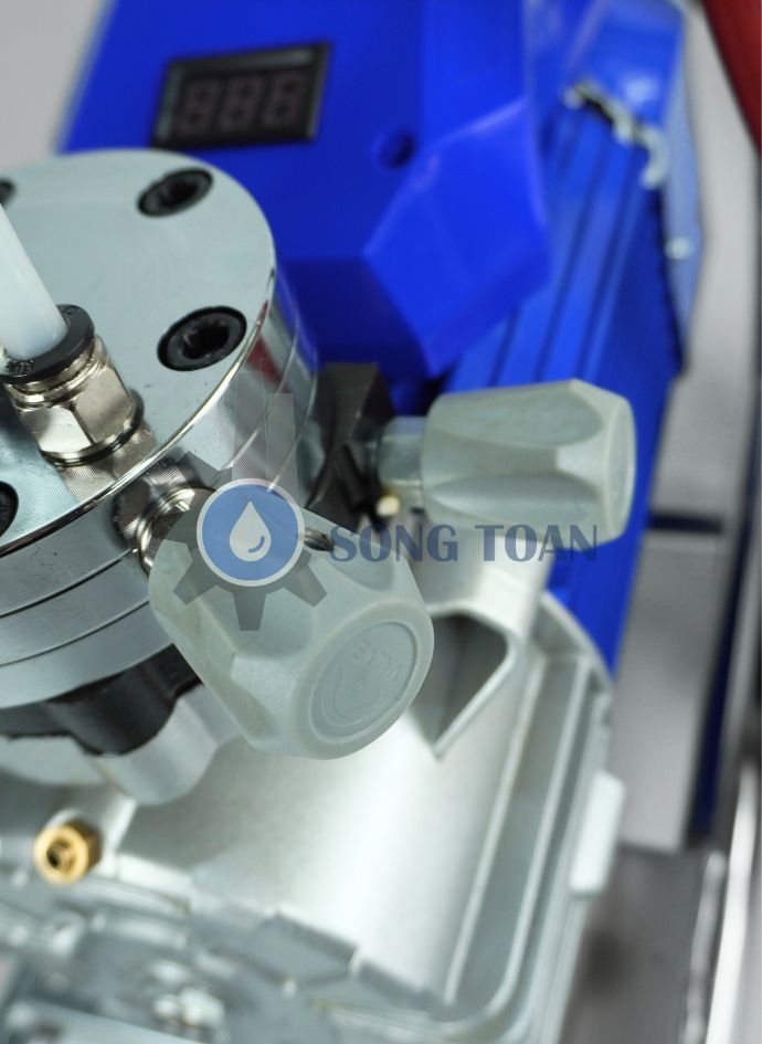 máy phun sơn nước tường nhà